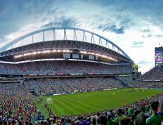 IM体育在线注册-世界排名争夺战之夜，拉文带队取胜，书写传奇新篇章