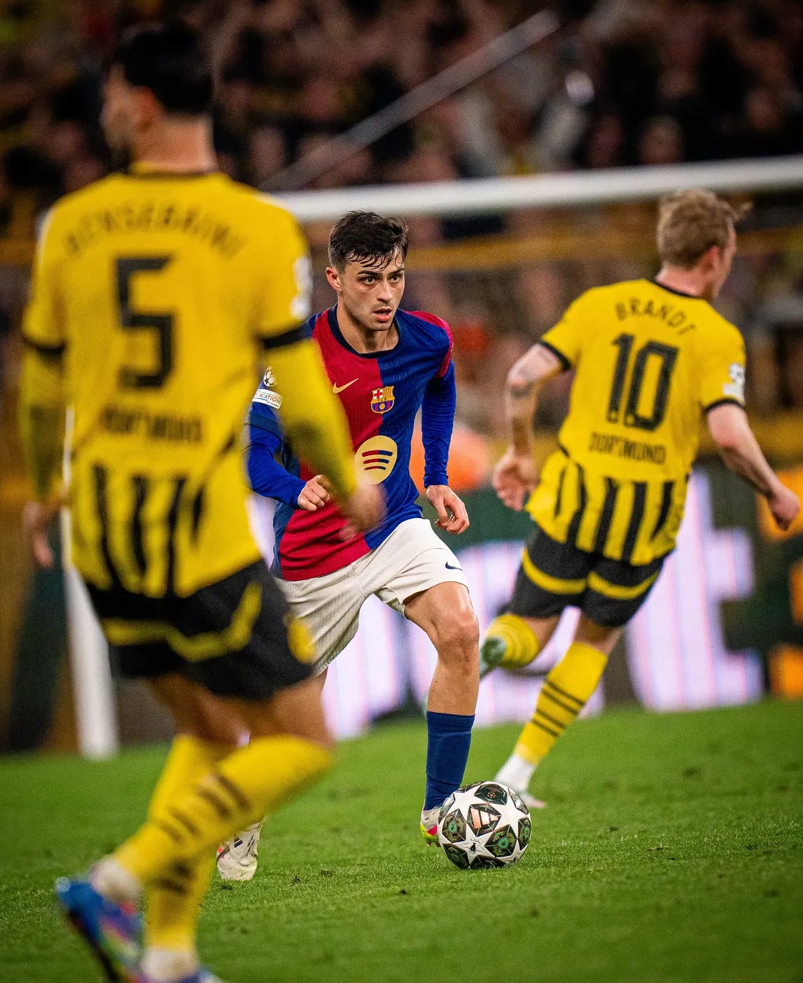 IM体育app-巴塞罗那成功晋级欧冠16强,梅西再现神迹领队队友翻盘惊险晋级!的简单介绍