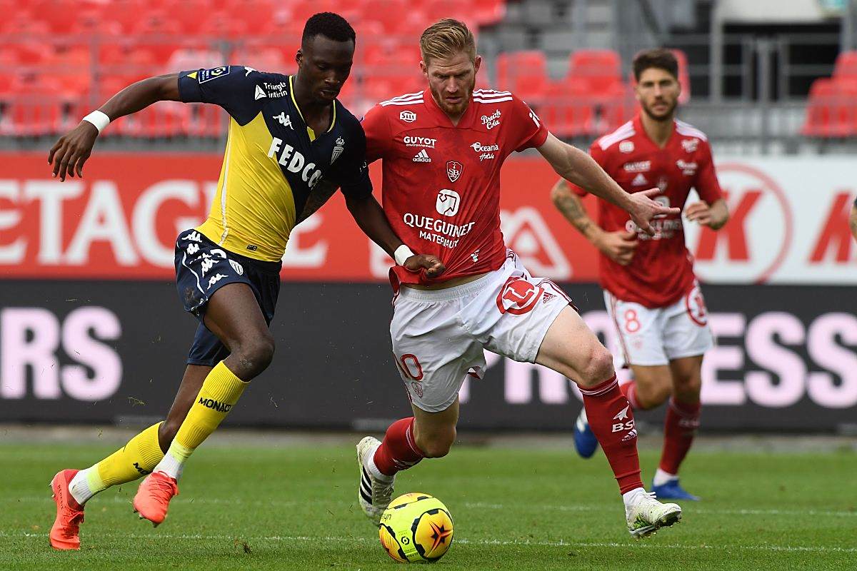 IM体育下载-里昂客场击败昂热，法甲一线球队表现稳定