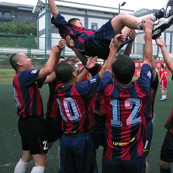 IM体育-斯洛伐克队球员互相配合提高默契